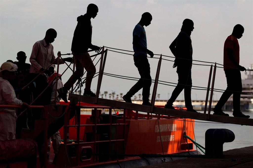 Lo sbarco di un gruppo di migranti salvati in mare (Ansa)