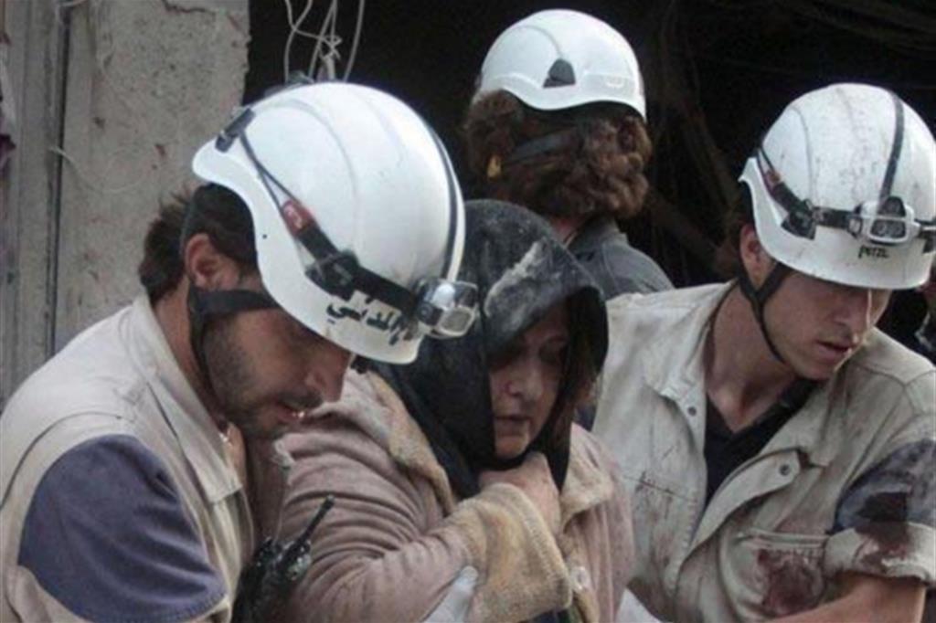 Una pattuglia dei Caschi bianchi in azione ad Aleppo