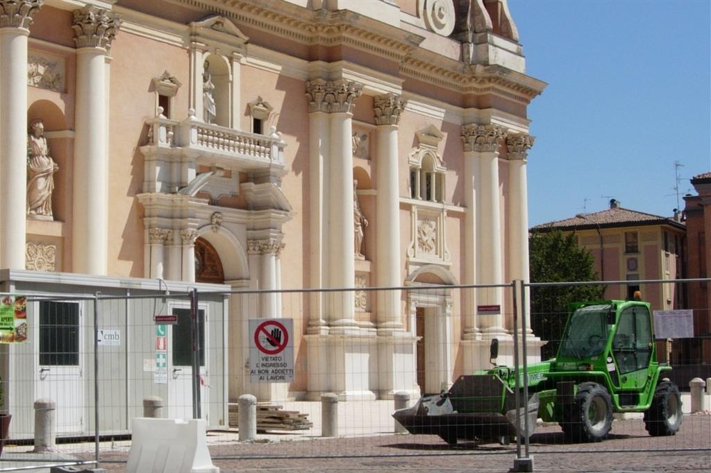 La facciata della cattedrale di Carpi messa in sicurezza, in una foto dell'agosto 2012. Verrà riaperta il 25 marzo con Messa solenne alle 10.30 (Ufficio stampa diocesi)