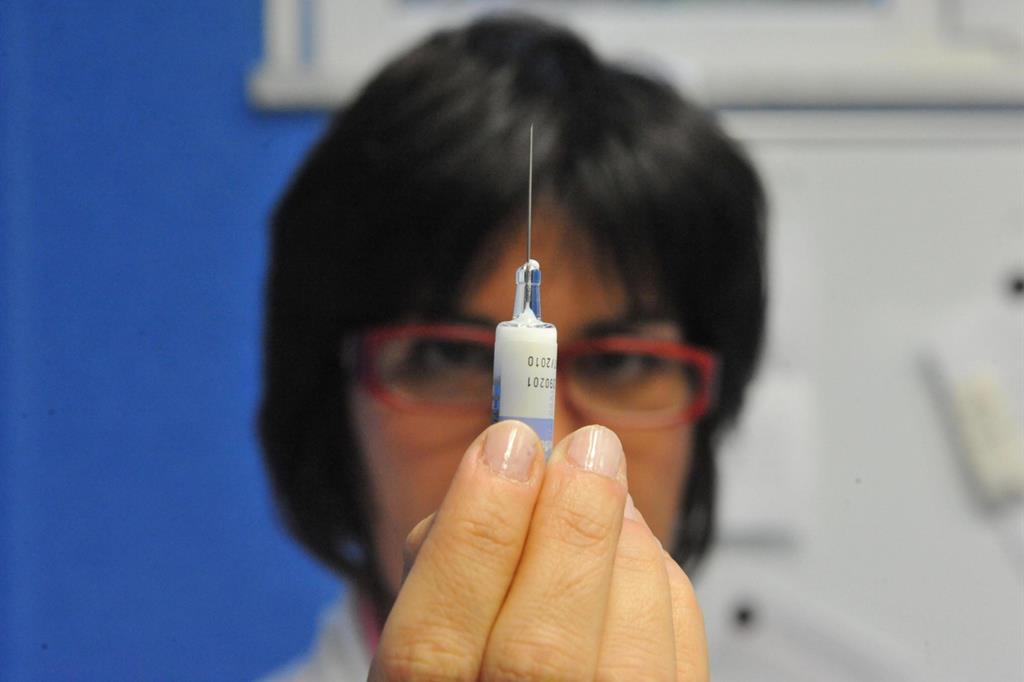 Un medico mostra una dose di vaccino (Ansa)