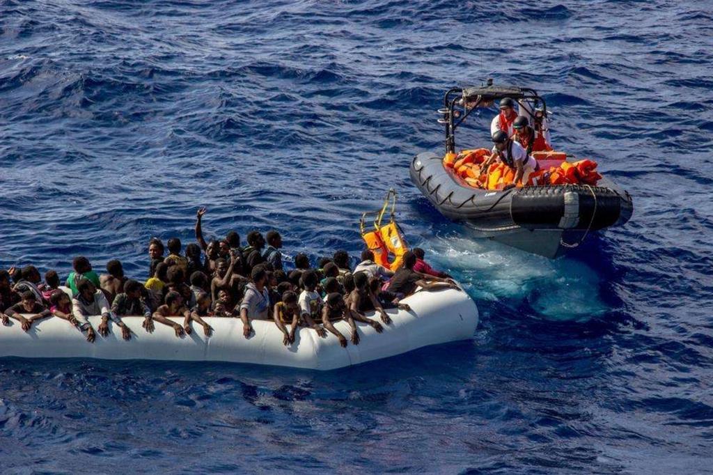 Un momento del salvataggio in mare dei migranti