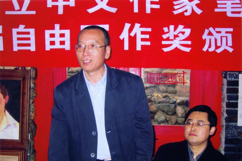 Una delle poche foto disponibili di Liu Xiaobo durante un meeting a Pechino (Epa)