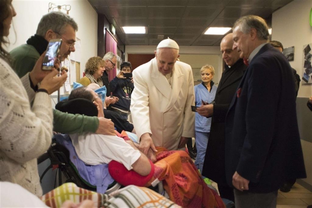 Il Papa: «Mai abbandonare il malato, ma niente accanimento»