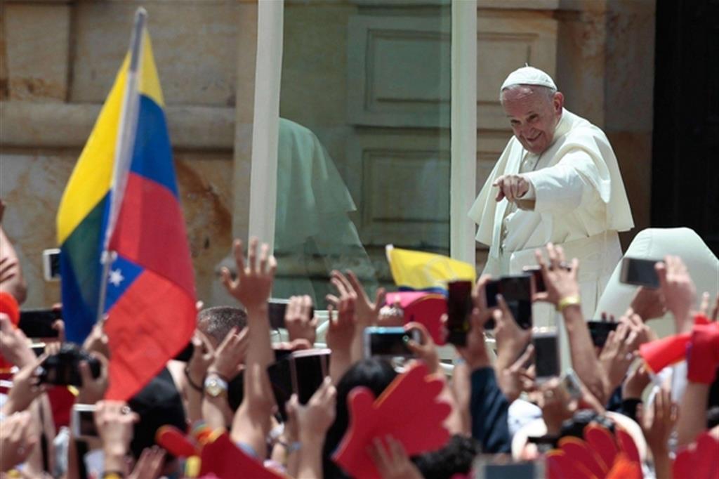 Papa Francesco ai vescovi: la Chiesa è libera di parlare ai cuori di tutti
