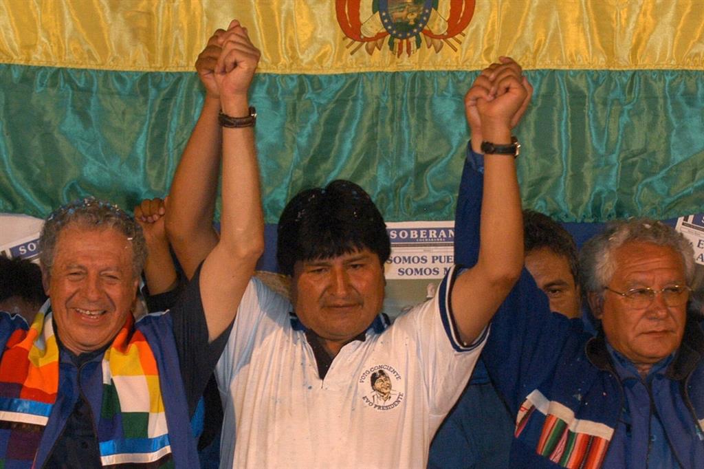 Evo Morales in una foto della sua elezioni del 2005 (Ansa)