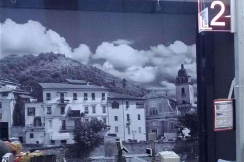 La grande fotografia appesa dietro le casse del Lidl di Camporosso (Imperia) dove le croci delle chiese sono state cancellate, grazie al fotoritocco