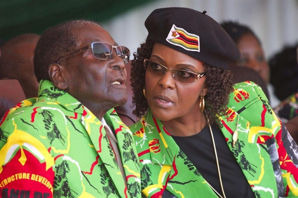L'ex presidente dello Zimbabwe, Robert Mugabe, con la moglie Grace (Ansa)
