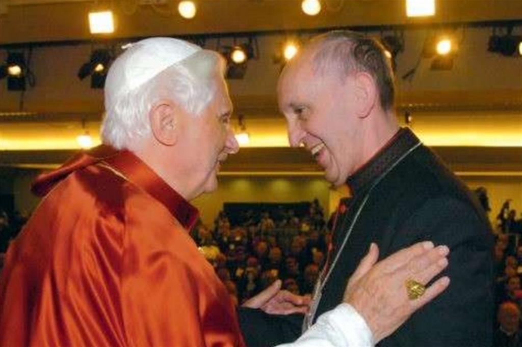 Papa Benedetto con l’allora cardinale Bergoglio ad Aparecida