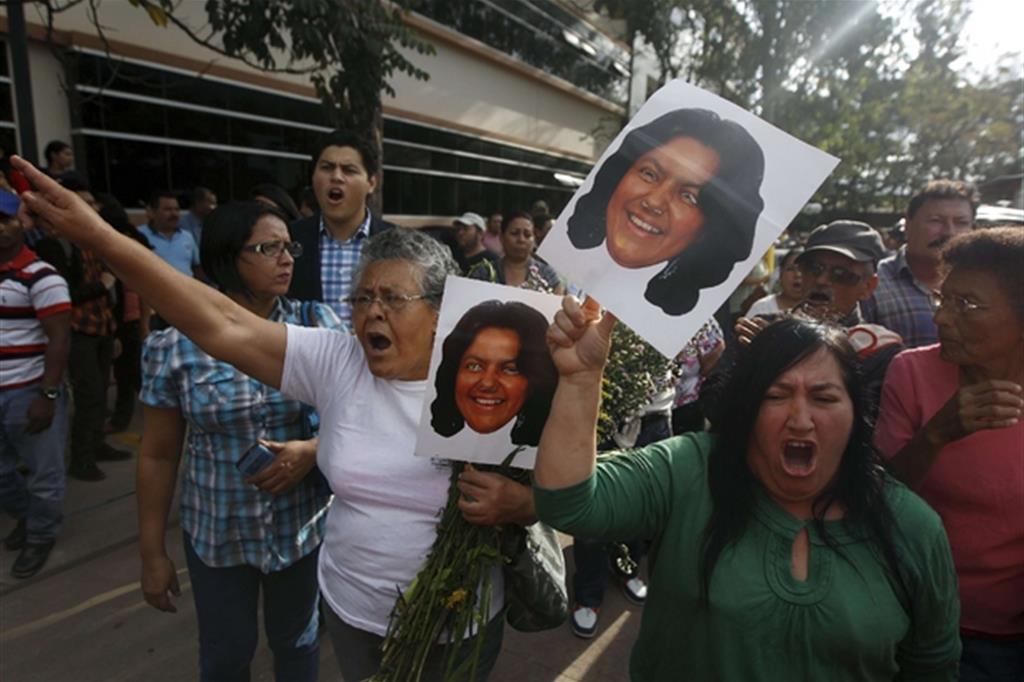 Manifestazione per la morte di  Berta Cáceres