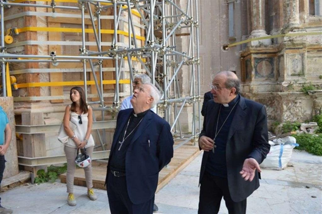 Il cardinale Gualtiero Bassetti (a sinistra) con l’arcivescovo Petrocchi nella visita di ieri all’Aquila