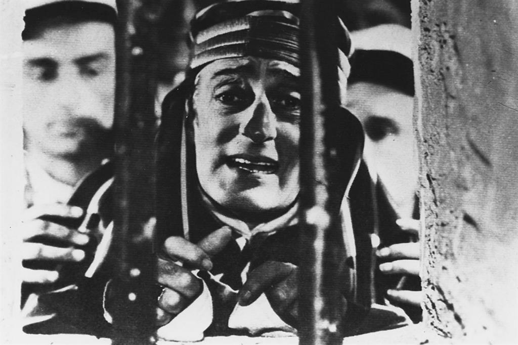 Totò in una scena del film «Totò sceicco» (1950) diretto da Mario Mattoli