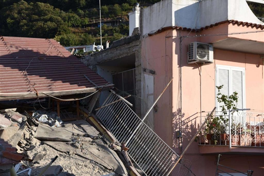 Una casa distrutta dal terremoto a Ischia (Ansa)