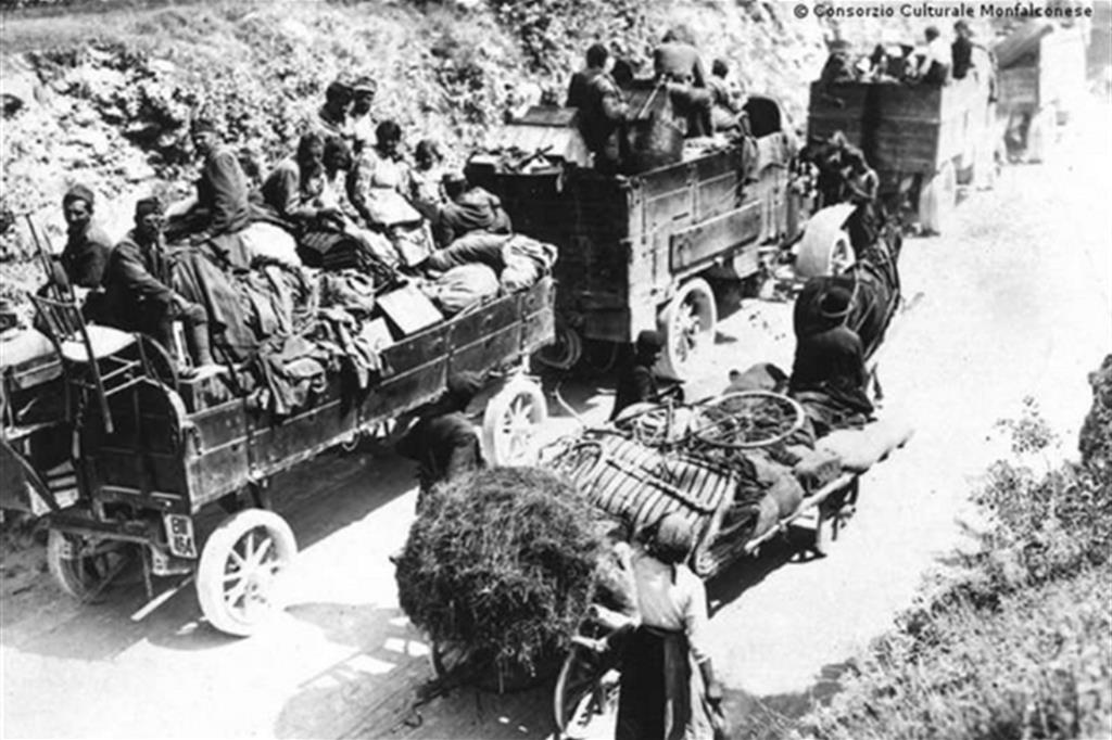Dopo la disfatta di Caporetto, il 24 ottobre 1917, centinaia di migliaia di donne, bambini e anziani scapparono dalle zone di guerra invase dall’esercito austro-ungarico. Furono poi "ricollocati" in diverse regioni d’Italia, non senza difficoltà e dovendo spesso scontare l’ostilità dei fratelli italiani di altre zone.
