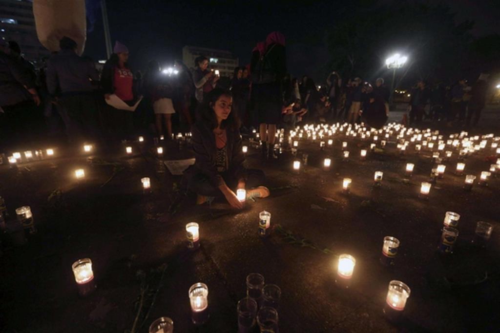 La veglia per le vittime a San José Pinula (Epa)