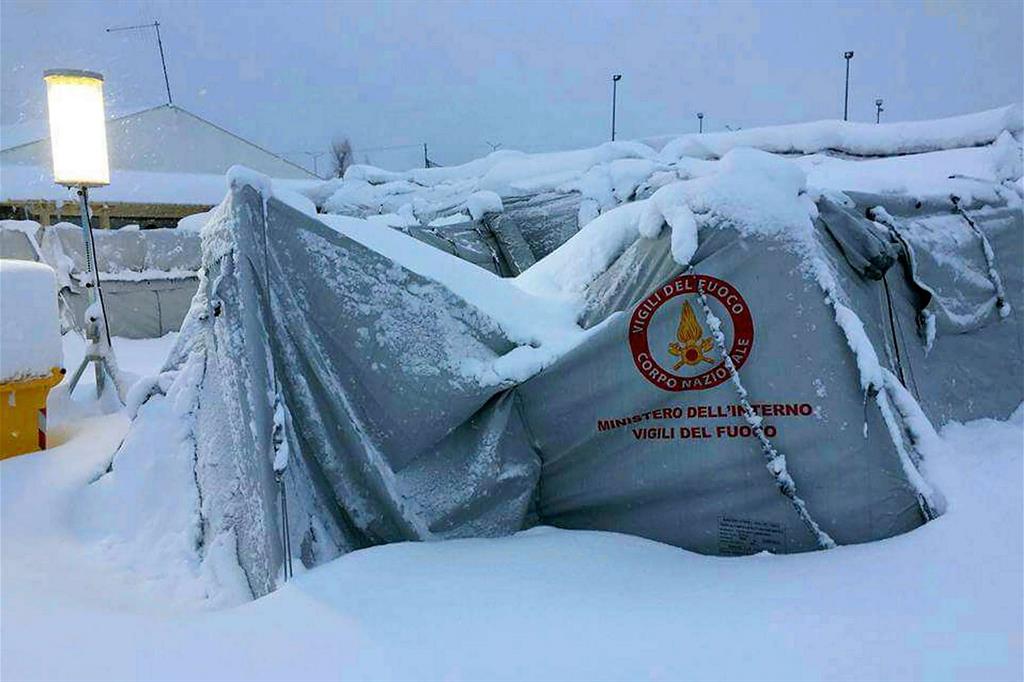 Le tende dei terremotati in mezzo alla neve (Fotogramma)