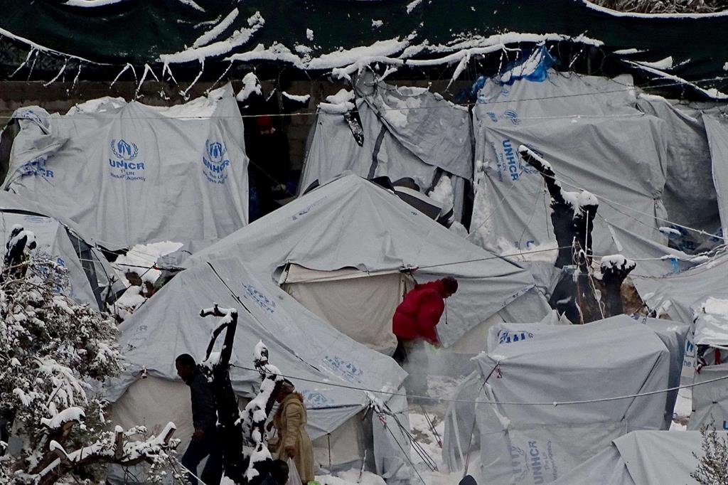 Una conseguente crisi umanitaria si è aperta nelle isole greche: 16mila profughi sono rimasti bloccati a Lesbo, Chios e Samos, che si sono trasformate in prigioni a cielo aperto. Foto: Ansa/Stratis Balaskas - 