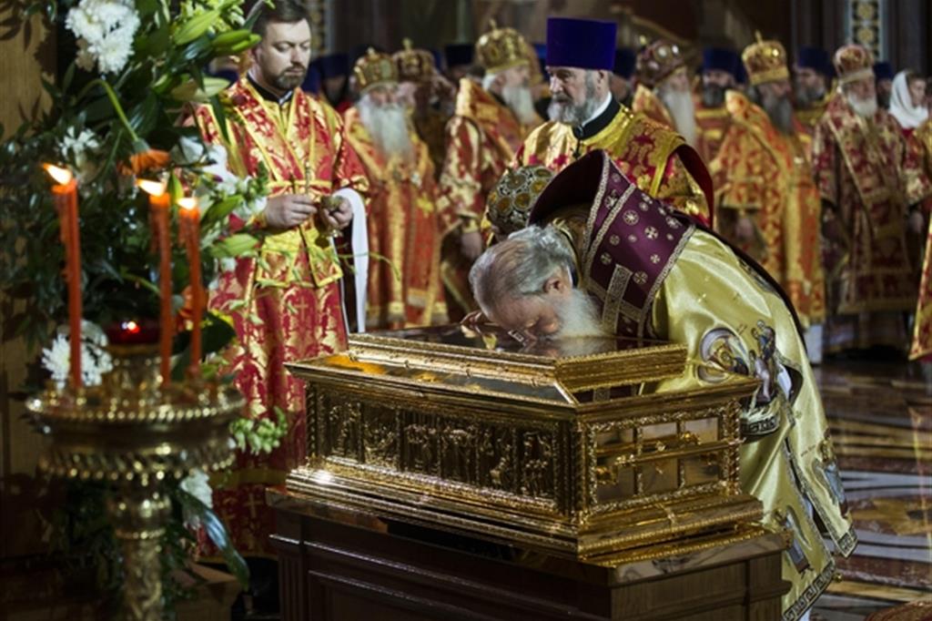 Il patriarca russo Kirill bacia il reliquiario di san Nicola (Ansa)