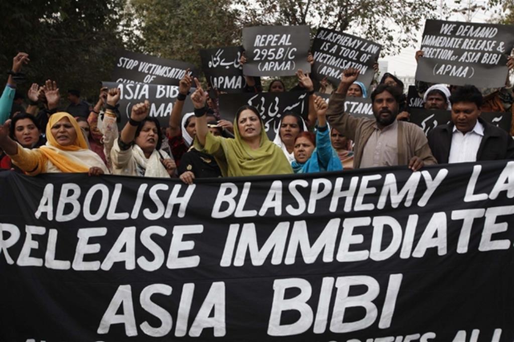 Il siombolo. Protesta delle donne a Lahore per Asia Bibi