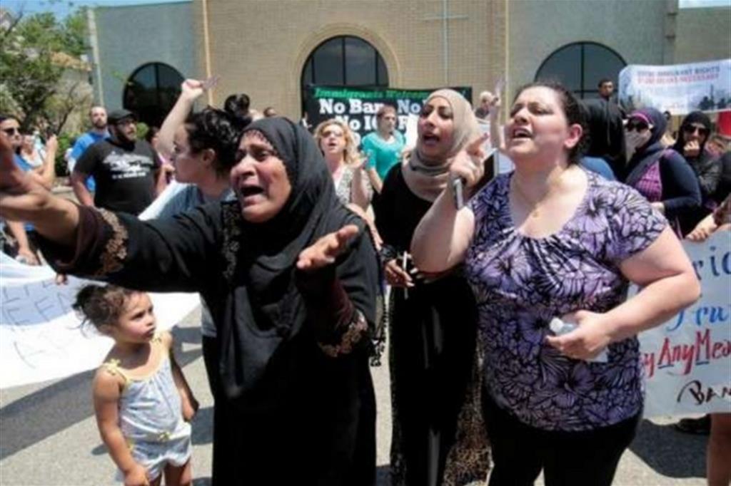 La protesta dei parenti dei cristiani iracheni davanti al centro di detenzione in Ohio