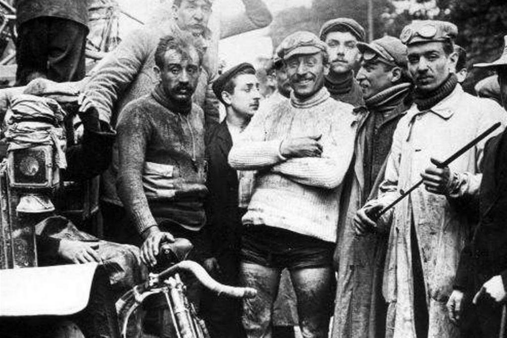 Atleti del primo Tour de France, nel 1903 (WikiCommons)