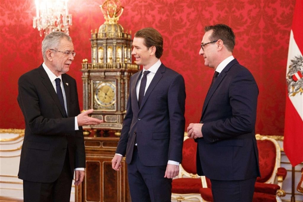 Da sinistra: Il presidente Alexander Van der Bellen, il premier incaricato Sebastian Kurz e il leader dell'estrema destra Heinz-Christian Strache (Ansa)