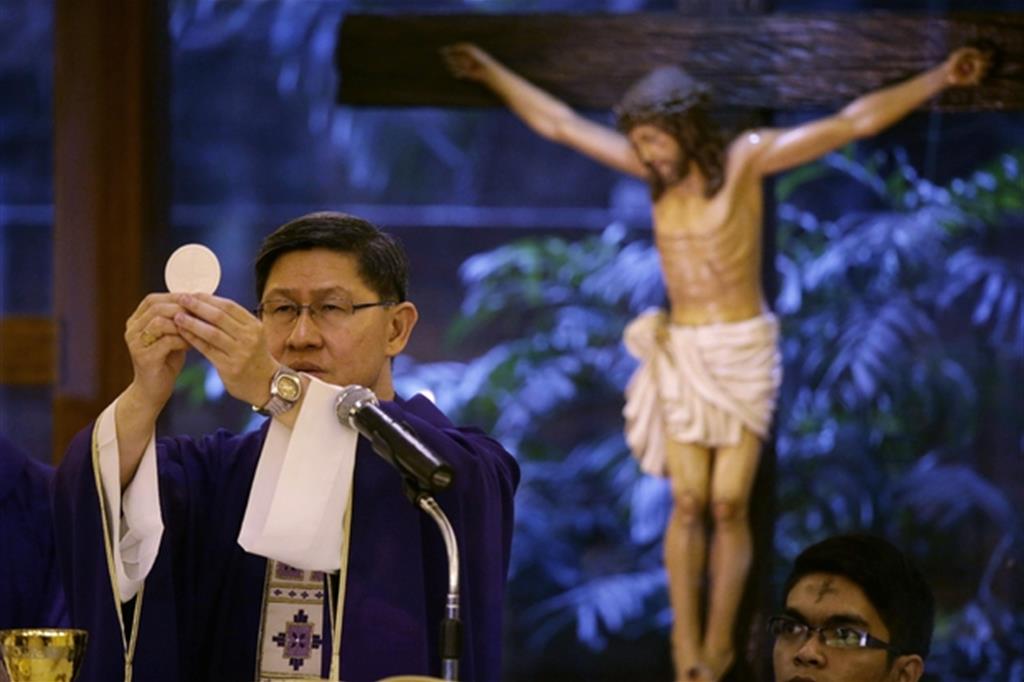 Il cardinale Tagle durante una Messa a Manila (Ap Photo)