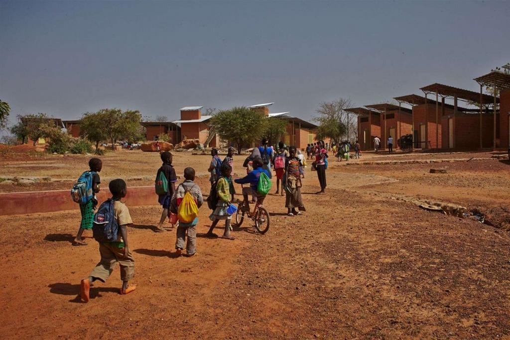 Bambini in avvicinamento a OpernDorf Afrika, il "villaggio d'artista" voluto da Christoph Schlingensief in Burkina Faso (Lennart Laberenz)