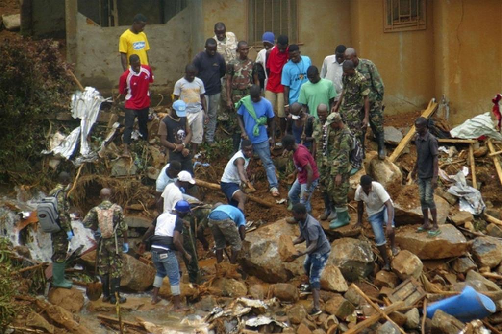 Le frane si sono abbattute nella zona della capitale Freetown (Ansa)