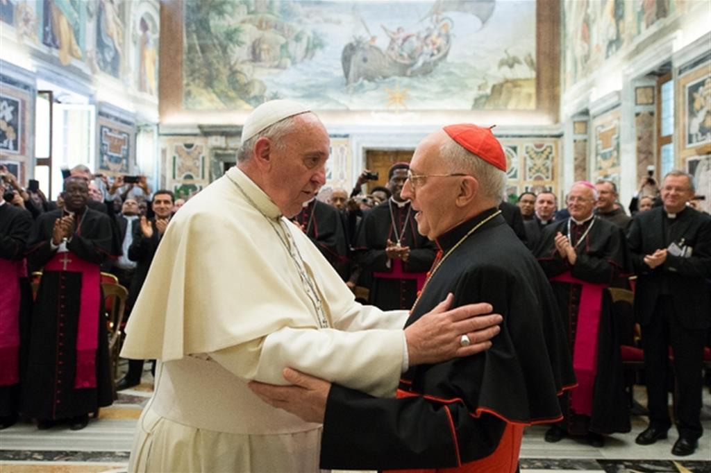 Il cardinale Filoni e Francesco. Udienza alle Pom nel 2014