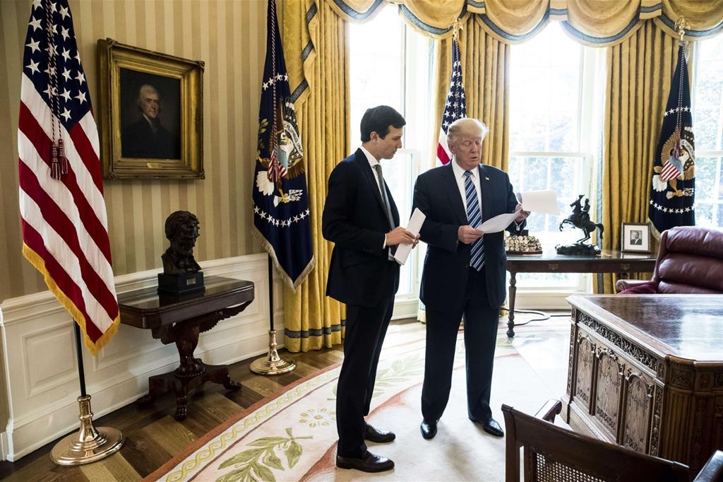 Il presidente Donald Trump in una riunione con Jared Kushner (Ansa)