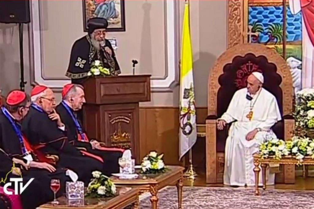 Il Papa al patriarca copto: il sangue dei vostri martiri è il nostro sangue