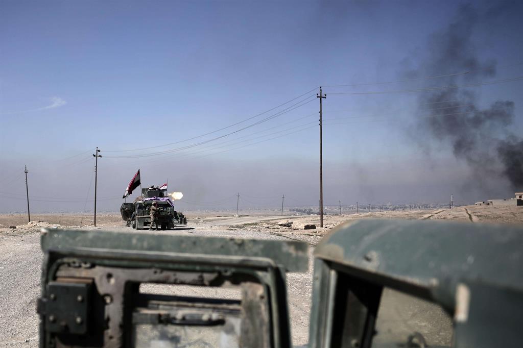Carri armati iracheni sparano a postazioni del Daesh da una collina nei pressi di Abu Saif, alla periferia di Mosul (Ansa)