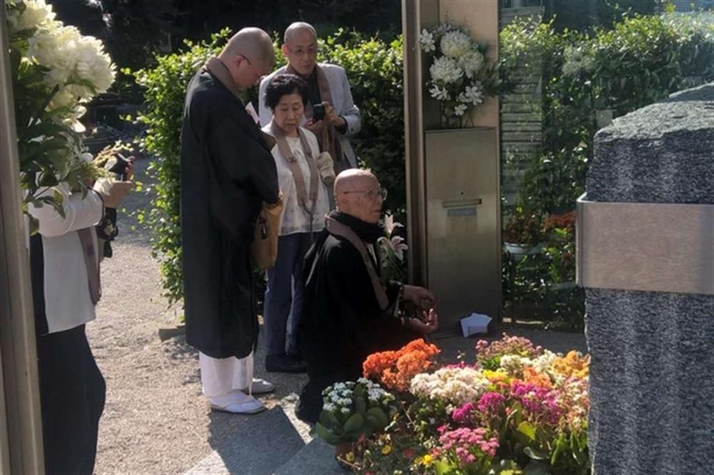 Monaci buddisti pregano sulla tomba di don Giussani
