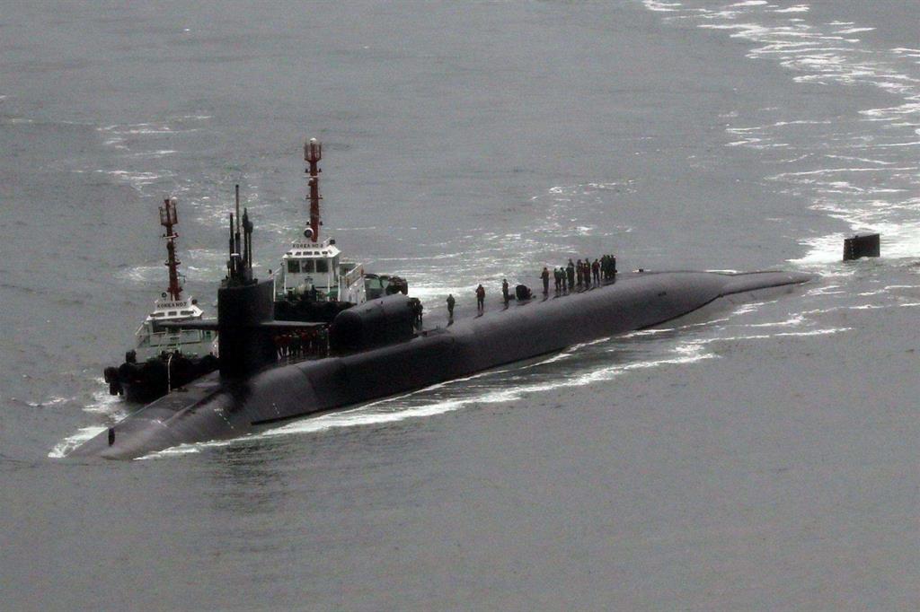 Il sottomarino a reazione nucleare Uss Michigan inviato dagl Usa nel porto di Seul (Ansa)