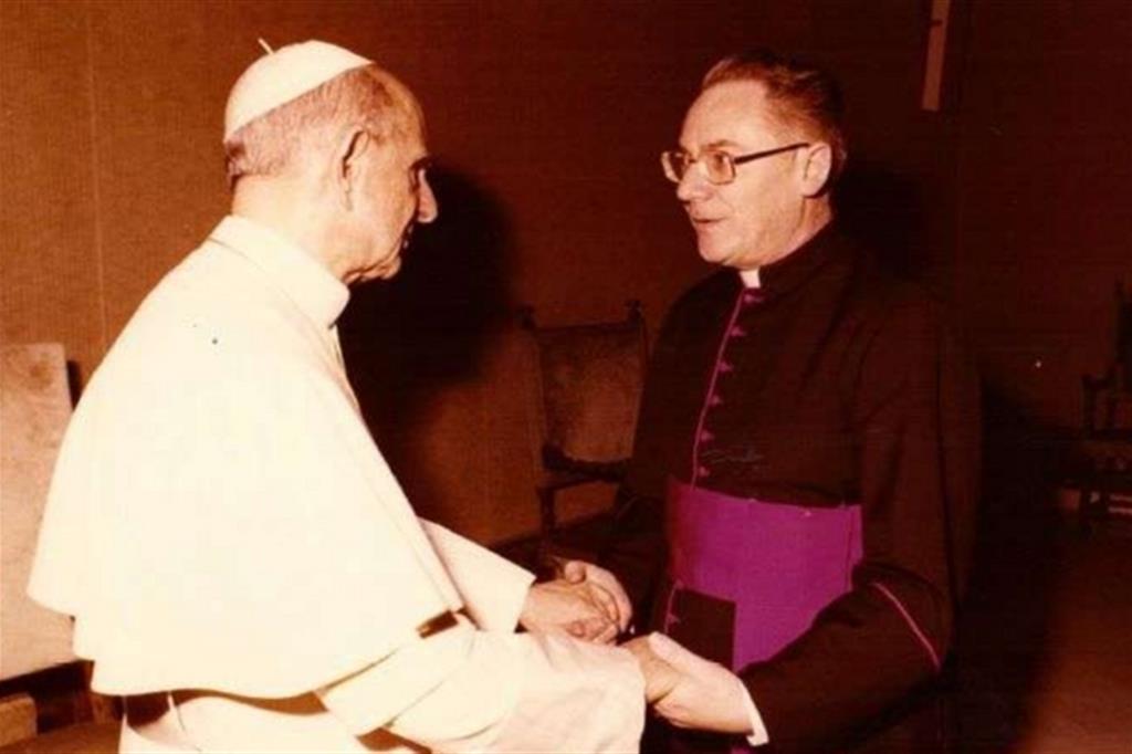 Il saluto di Paolo VI in Vaticano al suo collaboratore monsignor Paul Poupard, il 13 dicembre del 1971. Da quella data il futuro cardinale francese fu chiamato alla guida come rettore dell’Institut catholique di Parigi