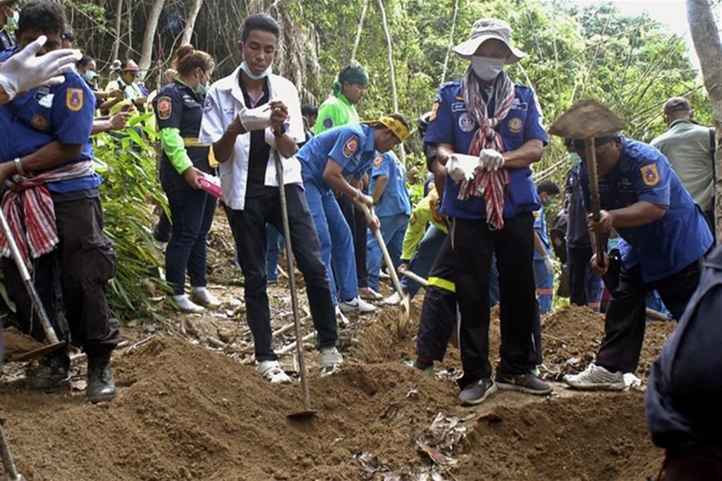 Una delle fosse comuni con i corpi di migranti rohingya scoperte nel maggio del 2015 in Thailandia (Ansa)