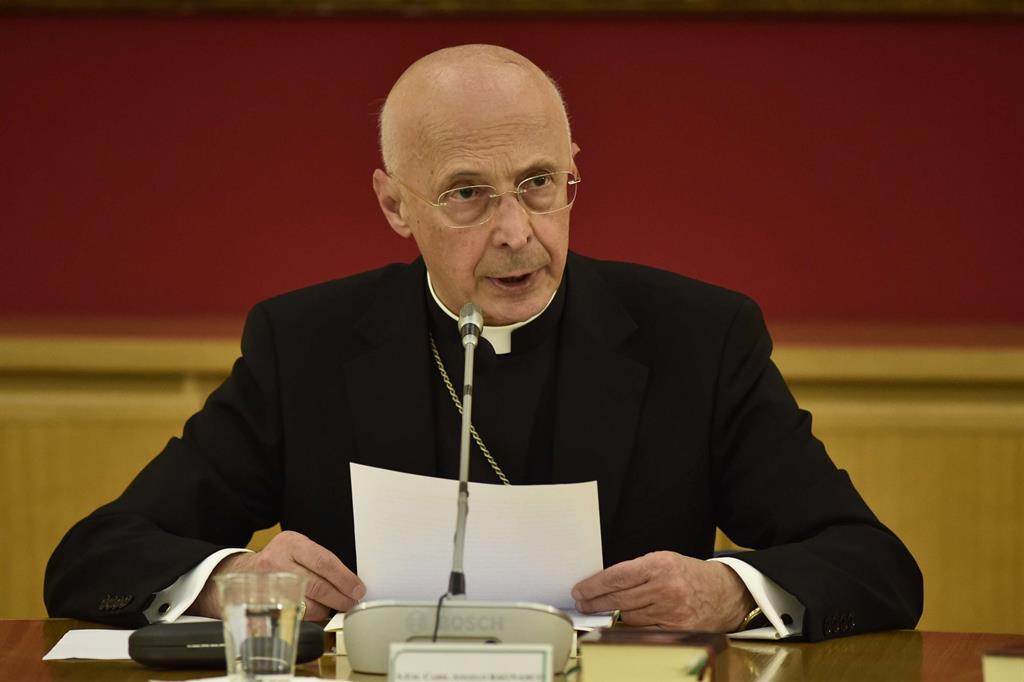 Il cardinale Bagnasco legge la Prolusione (Siciliani)