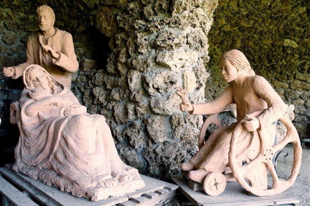 Don Gianni, il prete scultore: «La statuina in carrozzella e la mia Sla... »
