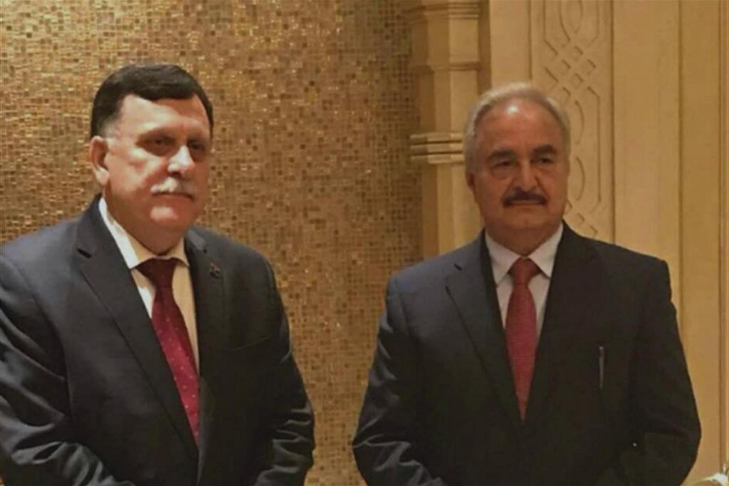 Il premier libico Fayez al-Sarraj e il generale Khalifa Haftara Abu Dhabi il 2 maggio scorso (Ansa)