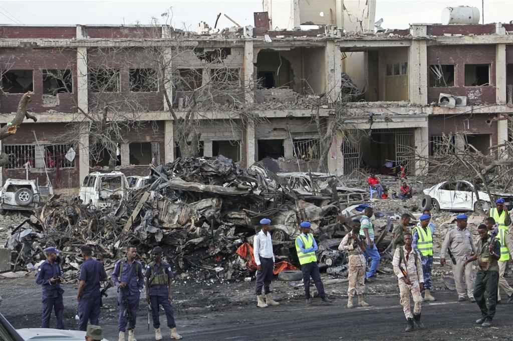 L'edificio distrutto dall'attentato di sabato a Mogadiscio (Ansa)