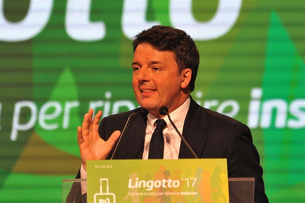 Renzi parla al Lingotto di Torino (Ansa)