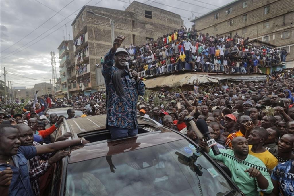 Raila Odinga tra la folla di Nairobi: il leader dellìopposizione si è ritirato dalle presidenziali del 26 ottobre (Ansa)