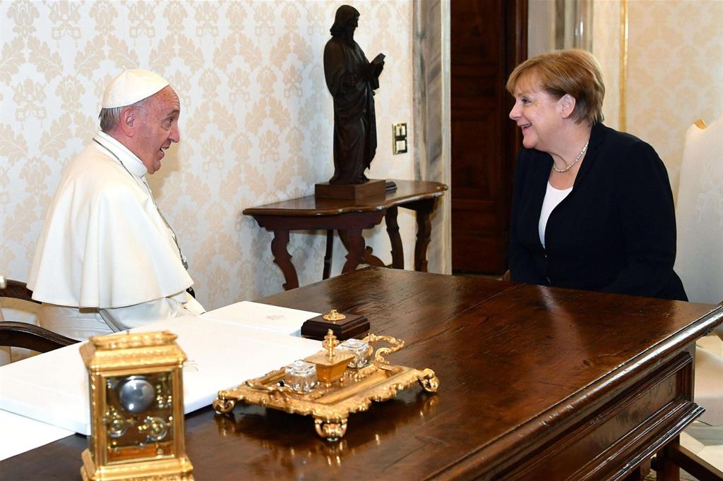 Papa Francesco incontra Angela Merkel: insieme per abbattere muri