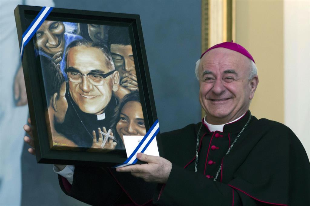 Monsignor Paglia con una immaginare dell'arcivescovo martire