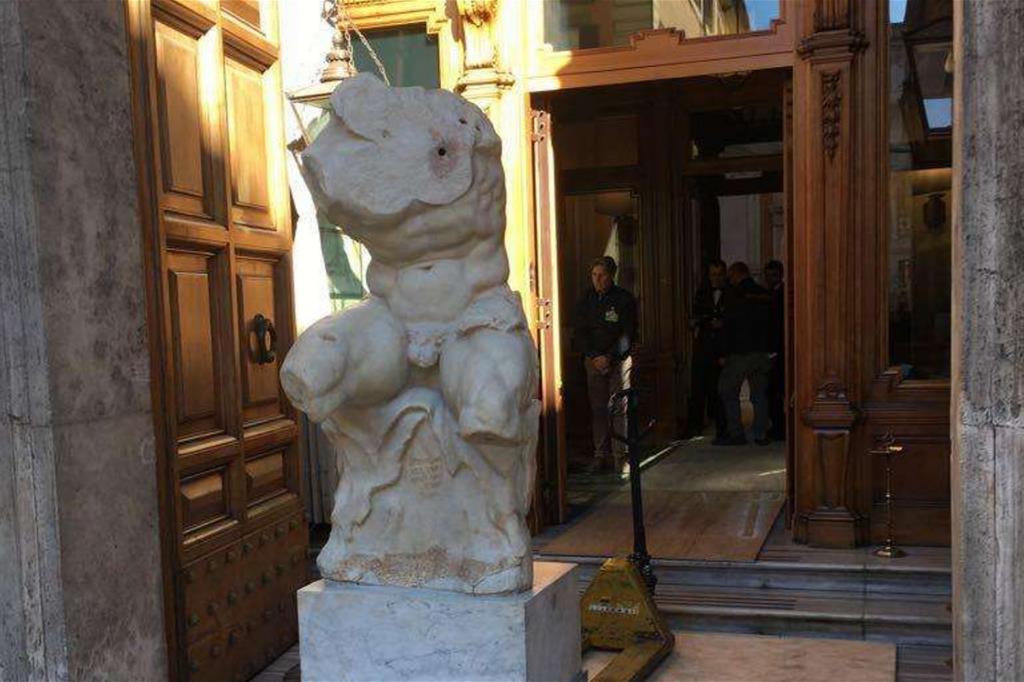 Il Torso del Belvedere trasportato dai Musei Vaticani al Senato