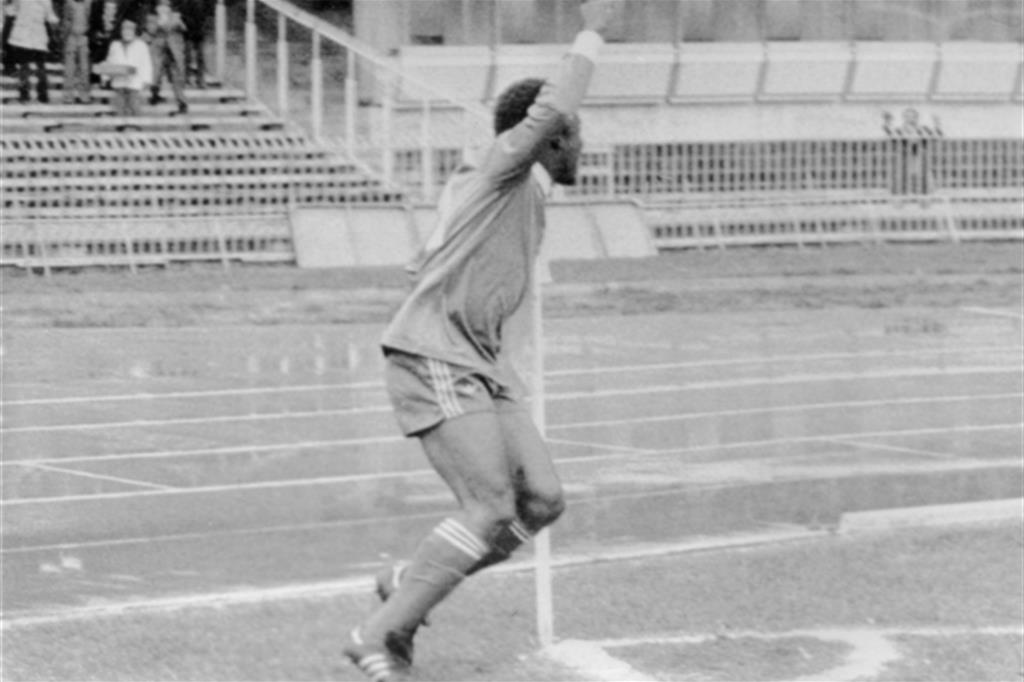 Juary nella “danza della bandierina”, con la maglia dell’Inter stagione 1982-’83