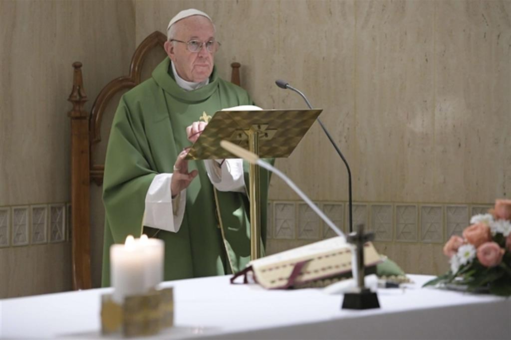 Il Papa: Idolatria del denaro fa morire di fame tanti bambini