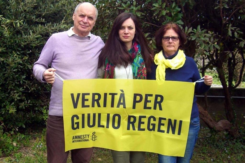 Una foto tratta dal profilo Facebook di Irene Regeni, mostra i genitori e la sorella di Giulio Regeni