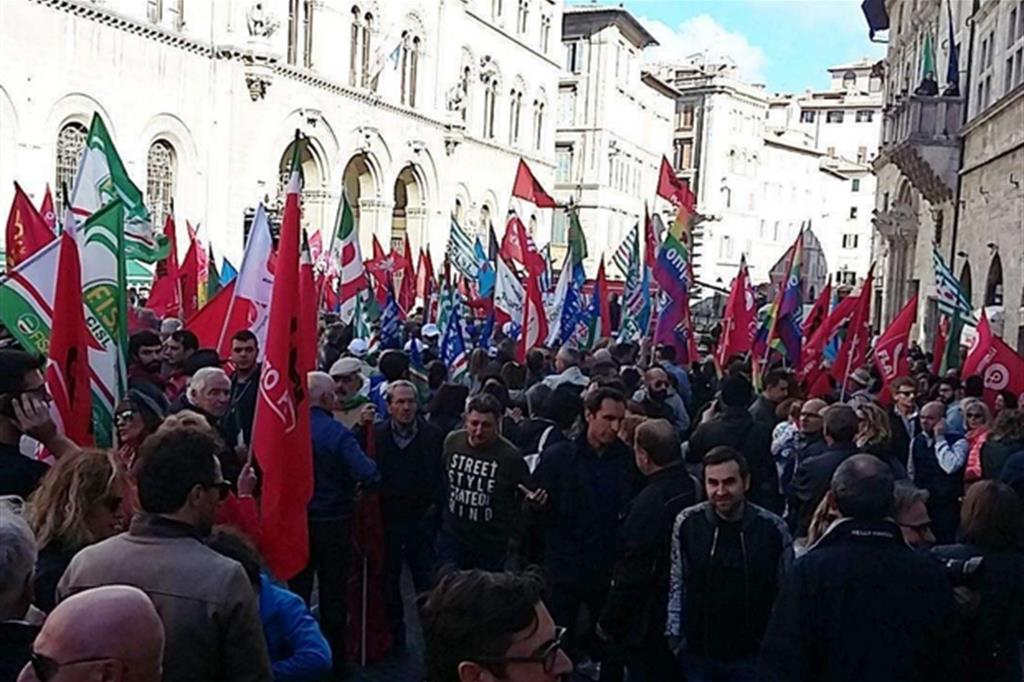 Un momento della manifestazione di Perugia, con piazza Matteotti strapiena