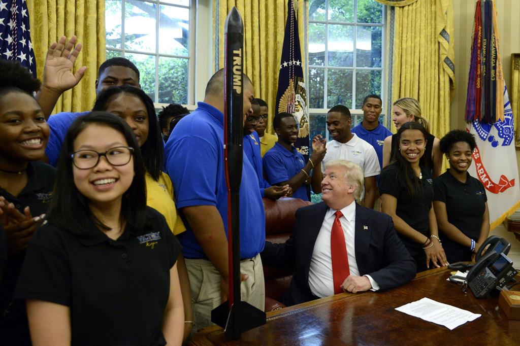 Donald Trump alla Casa Bianca con un  gruppo di studenti (Ansa/Ap)